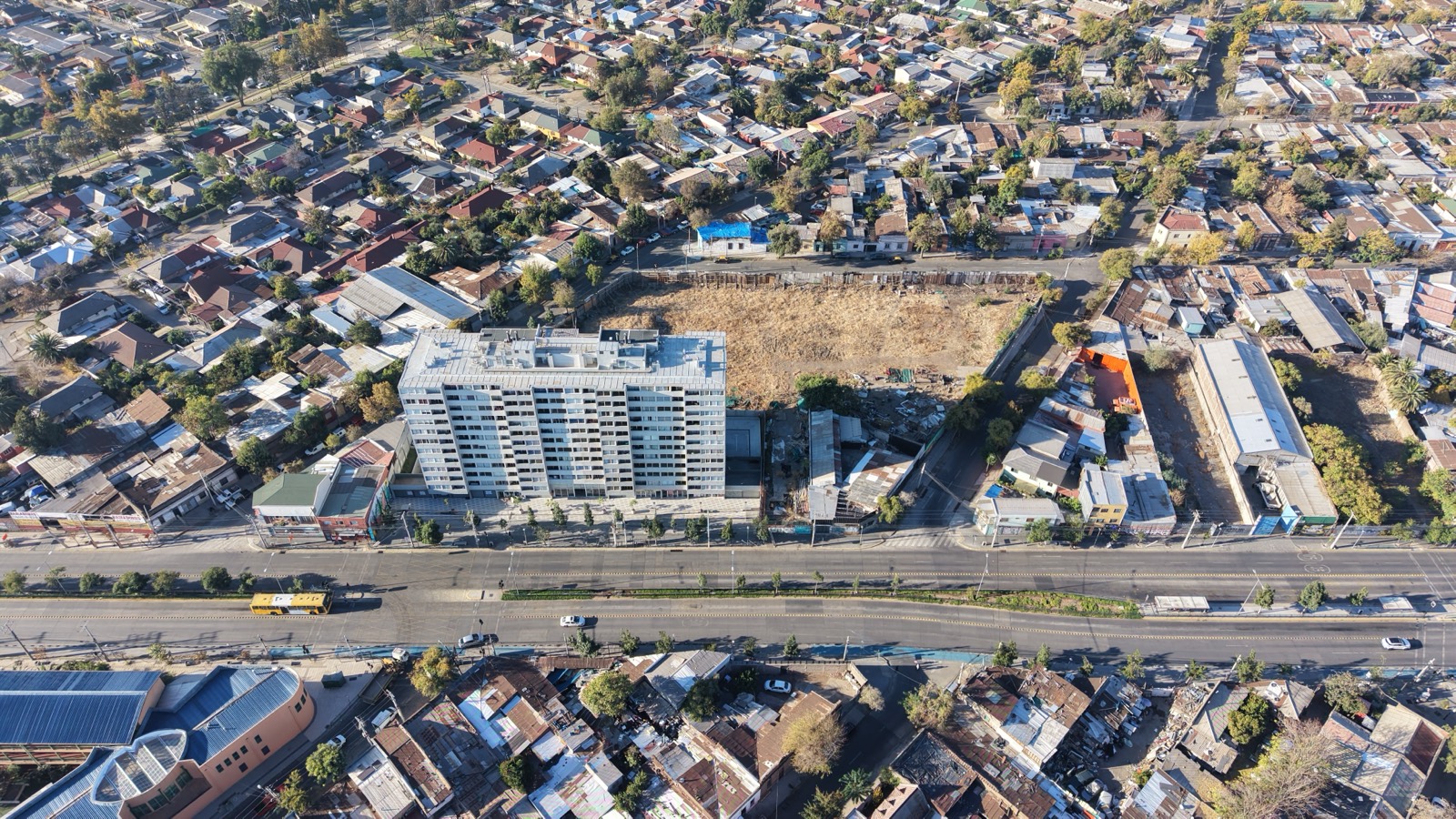 Terreno 5.661 m² en Av. Independencia, con proyecto aprobado y vigente